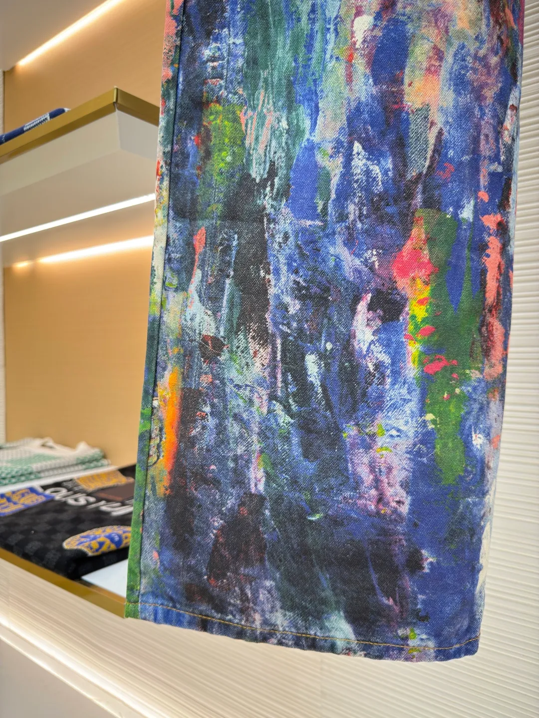 Acne Studios paint-printed jeans ●Authentic product: Purchased and developed by 6263 ●Item number: 1680126-A75 ●Material: denim ●Technology: Printing ●Version: Fitted version ●Size: 32-34-36-38-40-42 ●Description: Using advanced 3D printing technology and high-quality 3D cold transfer printing technology to ensure that the denim fabric has the same texture and feel as traditional denim. Use 3D printing technology to restore the original color saturation, accurately control the thickness and texture of the denim fabric, and use an advanced 3D printer to print the denim fabric layer by layer until the entire part is completed. Each piece is separated efficiently and accurately through computer typesetting and laser cutting. The overall routing is straight and delicate, the fabric is comfortable and soft, the color is consistent and there is no color difference, it can be matched with the same style to create a fashionable look, and can be used in various occasions, customized accessories, complete with three standards, the same style for men and women!
